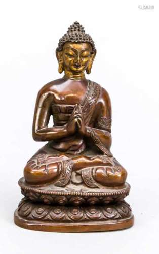 Kleiner Buddha, wohl Tibet, 18./19. Jh., recht dünnwandige Bronze, Hals und Gesichtvergoldet, Lippen