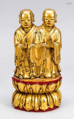 Paar buddhistische Mönche, China/Tibet, um 1900, Holzschnitzerei mit rotem Lack undgoldstaffiert.