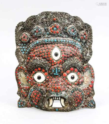 Mahakala-Maske, Tibet, wohl 19. Jh., getriebenes Messingblech mit ornamentalenDrahtauflagen und