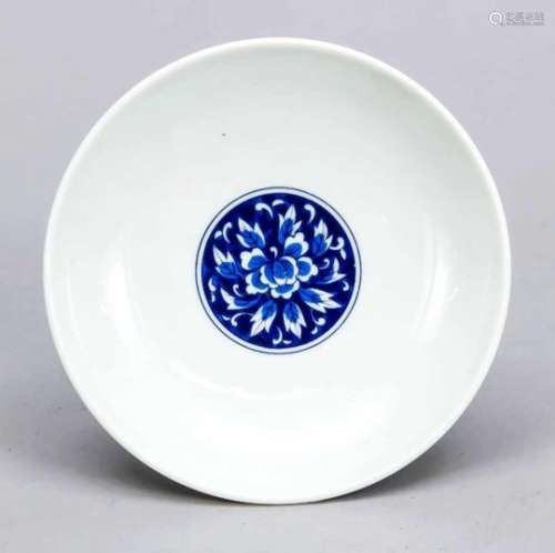 Lid of an Imari rice bowl, Japan, 20th century. Decor with circumferential lotus leavesand small