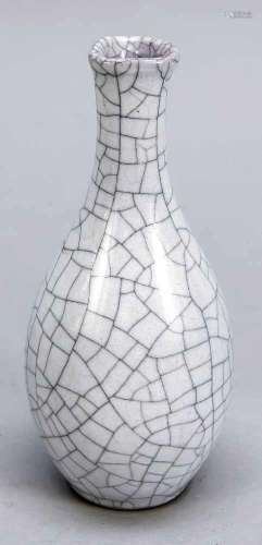 Kleine Flaschenvase, China, 19./20. Jh. Monochrome hellgraue Glasur mit einem Netz ausdunkelgrauem