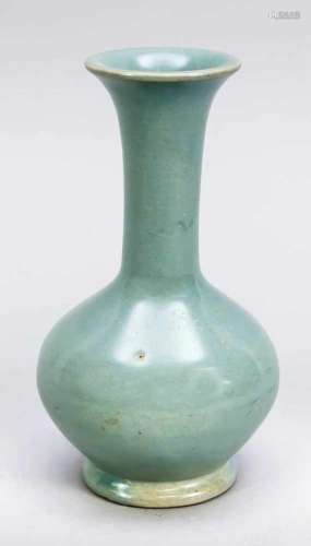 Small vase (Ru-Type), China, pres. 19/20th Century, grey-green glaze with slightcraquelure. Slightly