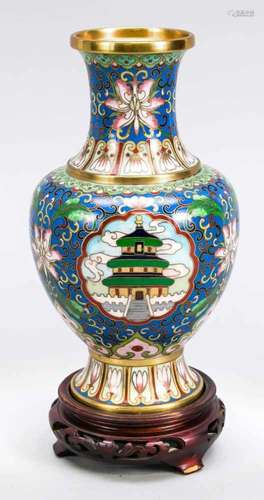 Cloisonné-Vase, China, 20. Jh., polychromer Zellenschmelz auf Messingkern. Der BauchigeKorpus