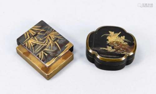 2 Kobako-Deckeldosen, Japan, um 1900. Urushilack schwarz und gold uf Holzkern. 1 xMokkoform mit