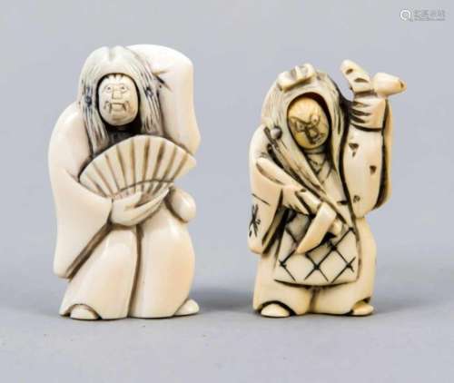 2 Netsuke mit Wendeköpfen, Japan, 19. Jh., Elfenbein. Eine der Figuren unter dem Sockelsigniert,