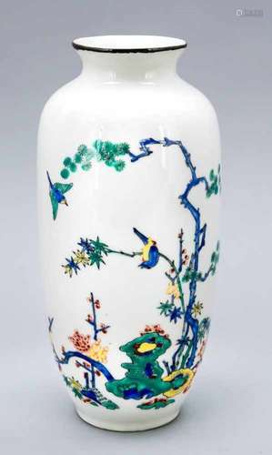 Kakiemon-Vase, Japan, 19. Jh. Leicht geschulterte Form mit schwarz staffiertem Lippenrand.Dekor in