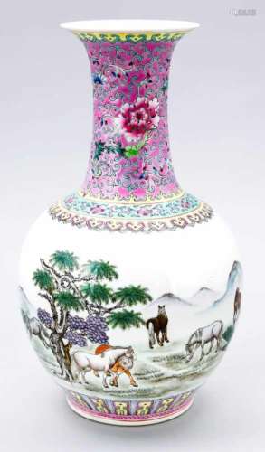 Famille Rose Vase, China, Republik-Zeit. Umlaufender Landschaftsdekor mit Pferden.Gedicht-