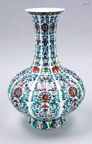 Doucai-Vase, China, Republik-Zeit. Bauchiger, achtfach gelappter Korpus, Trompetenhals