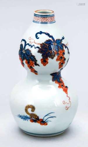 Kleine Imari-Kalebassenvase, Japan, 20. Jh. Dekoriert in Kobaltblau, Eisenrot und Gold