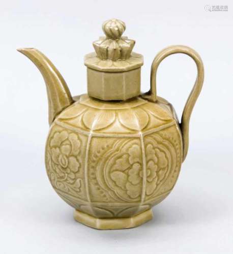 Teekanne mit Deckel, China, 20. Jh. im Stil von Sung-zeitlicher Longquan Seladon-Ware.Oktogonal