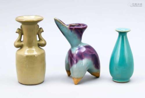 3 Vasen/Gefäße im Stil älterer Epochen, China, 20. Jh., 1 x monochrom Seladon mitdurchbrochen