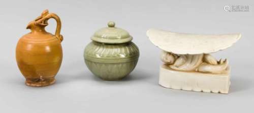 3 Teile Keramik im Stil vergangener Epochen, China, 19./20. Jh. 1 x Nackenstütze in Formeines