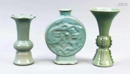 3 Vasen im Stil vergangener Epochen, China, 20. Jh., 1 x Moonflask mit gemodeltemDrachendekor (H. 22
