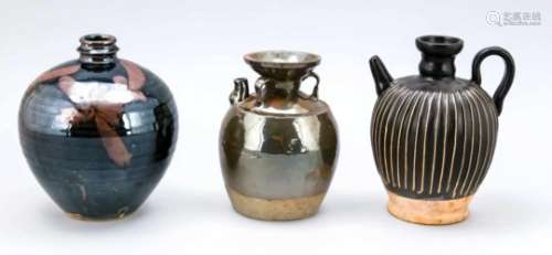 2 Kannen und eine Vase im Stil vergangener Epochen, China, 19./20. Jh. (oder früher?), 1 xCizhou-