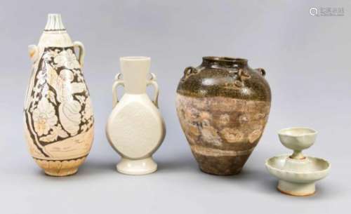 4 Teile Keramik im Stil vergangener Epochen, China, 19./20. Jh. (oder früher). 1 xCizhou-Ware, Kanne