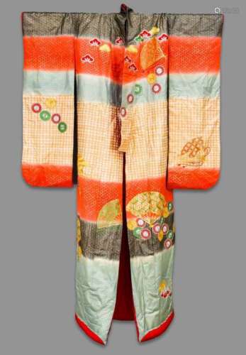 Kimono, Japan, 20. Jh., Seide. Sehr farbenfroh dekoriert mit Kranichen, Fächern undandreren