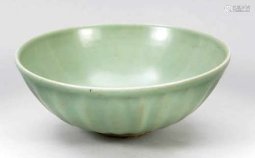 Seladon Lotus bowl, China, 19./20. Jh. oder früher? Schmaler, unglasierter Fußring,Außenwandung