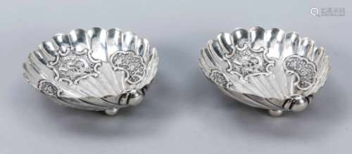 A pair of bowls, China, around 1900, marked silver, on 3 ball feet, sghell shaped bodyopenworked