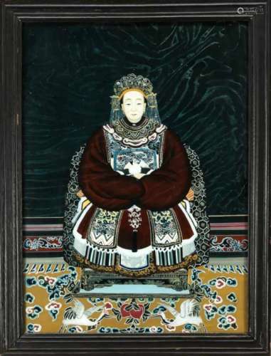 Mutter des Kaiserpaares, Hinterglasmalerei, China, um 1900. Prächtig gekleidet mitKopfschmuck auf