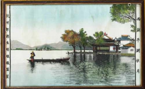 Seenlandschaft, China, 20. Jh., Seidenstickerei, nachträglich polychrom staffiert. Links &rechts