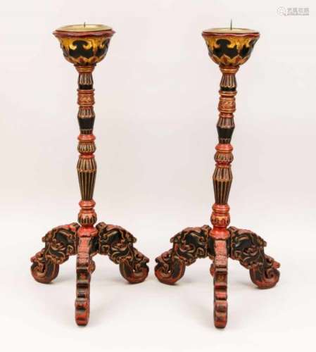 Paar große Boden-Kerzenständer, China/Tibet, 19./20. Jh., Holz mit schwarzem und rotemLack,