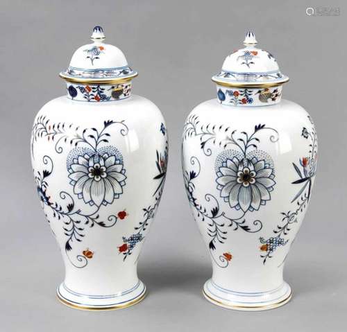 A pair of lidded vases, Meissen, after 1973, 1st quality, model no. 51086, Royale onionpattern in