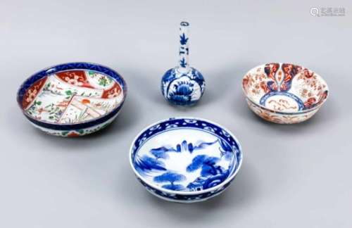 4 Teile Imari-Porzellan, Japan, 18./19. Jh., 3 Schalen (D. bis 21 cm) und eine kleine Vasemit