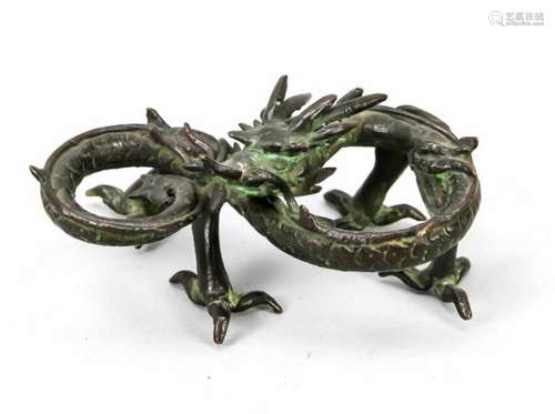 Sich windender Drache, China, 19./20. Jh., Bronze, 5 x 11 x 6 cm