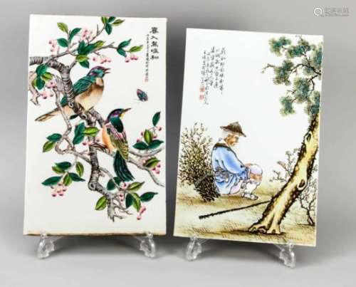 2 Famille-Rose Kacheln, China, 2. H. 20. Jh., 1 x ein paar Vögel in Kirschenzweigen