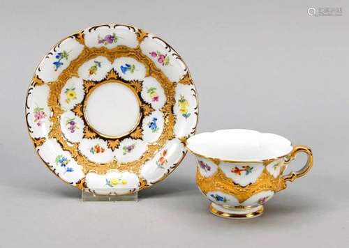 Prunkmokkatasse mit UT, Meissen, Marke 1957-72, 1. W., B-Form, polychrome Malerei