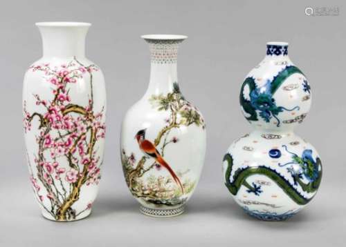 3 Vasen, China, 20. Jh., 1 x Kalebassen-Form mit grünem Drache (H. 24 cm), 1 xFamille-Rose mit