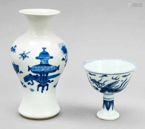 2 Teile Blauweiß, China, 19./20. Jh?, 1 x Phönix-Stemcup (H. 9,5 cm), 1 x kleine Vase mitder