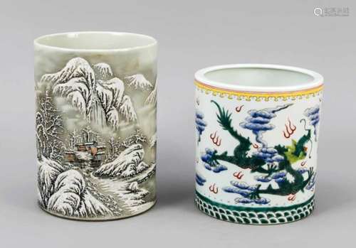 2 Brushpots/Bitong, China, 20. Jh., 1 x Famille-Rose mit 2 grünen Drachen (H. 14 cm), 1 xmit