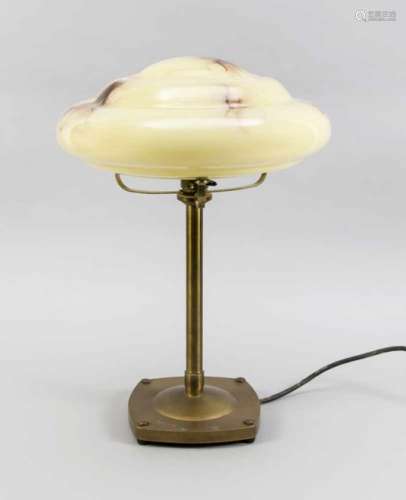Art Déco Tischlampe um 1930. Leicht geschweifte Sockelplatte auf 4 Füßen (von obenverschraubt),