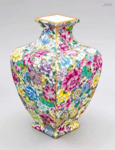 Famille-Rose Millefiori Vase, China, 20. Jh., geschulterte Form auf quadratischemGrundriss. Kanten