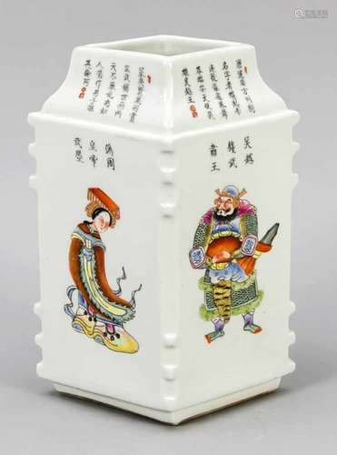 Famille-Rose Vase, China, 19./20. Jh., auf rautenförmigem Grundriss. Die Kanten leichtreliefiert,