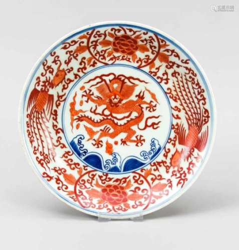 Teller, China, 19./20. Jh., eisenrot dekoriert mit Drachen und Phönixen, konzentrischeDoppelkreise