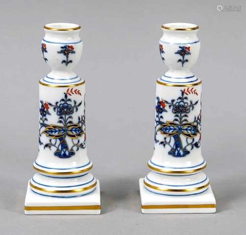 A pair of candle holders, Meissen, after 1970, 1st W., bottle shape, Royale onion patternin