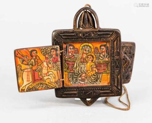 Koptisches Amulet, Holz, Äthiopien, um 1900. Beidseitig beschnitztes Amulett an Schnur mitTürchen.
