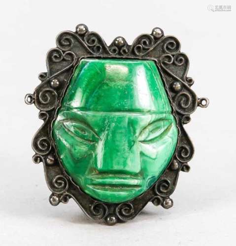 Kleine Maske in Silbermontierung, wohl Südamerika, frühes 20. Jh., geschnitzte Jade.Rückseite mit