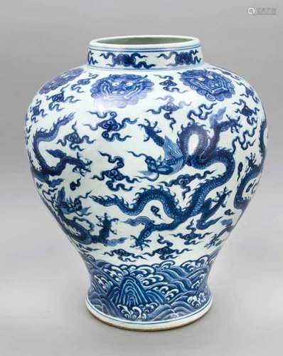 Große Drachenvase im Ming-Stil, China, 20. Jh., umlaufender Dekor mit Drachen zwischenstilisierten