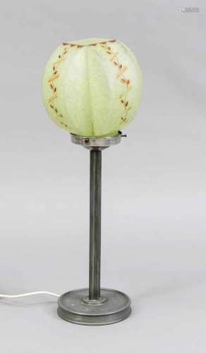 Art-Déco-Tischlampe, Schirm und Fassung 1. H. 20. Jh. Grün-gelblicher, geschlossenerGlasschirm mit