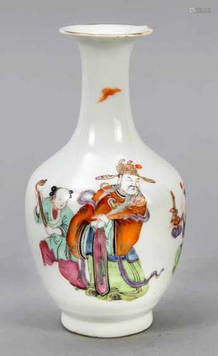 Kleine Famille-Rose Vase, China, Mitte 19. Jh. (Daoguang). Sehr fein figürlich dekoriert,partiell