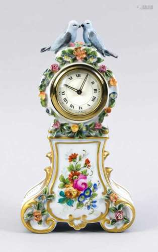 Small table clock with lovebirds, France, 20th century, Rococo shape, set with rosepetals, min.