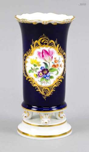 Oven vase, Meissen, after 1950, 2nd quality, on four volute feet and a round stand,polychrome flower