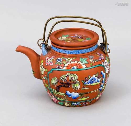 Große Yixing-Teekanne mit polychrom staffiertem Emailledekor, China, um 1900. Korpusunterteilt in