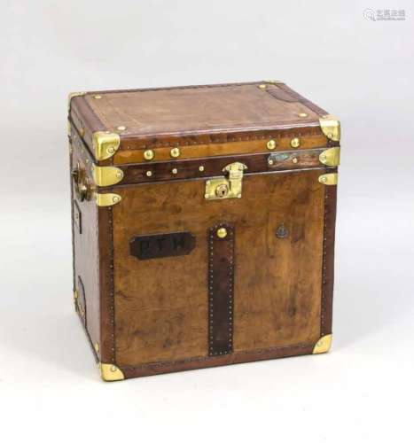 Topcase-Koffer, England, 20. Jh. Holzkern mit Rindleder-Überzug, stellenweiseLederflicken. Alle
