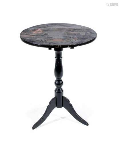 Chinese export lacquer table, 19th cent. Baluster shaped table leg on 3 feet. Round,hinged table top