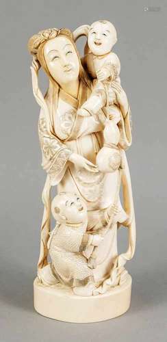 Ivory figure of a woman with 2 boys, China, around 1900. Figure with multiple openworkswith fine,