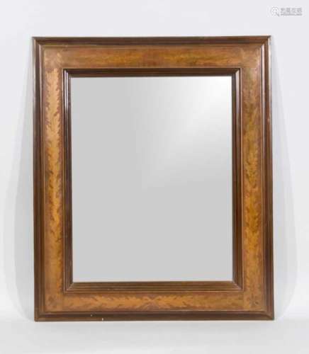Spiegel um 1900, Nussbaum furniert, Profilrahmen mit Laubdekor. 110 x 90 cm